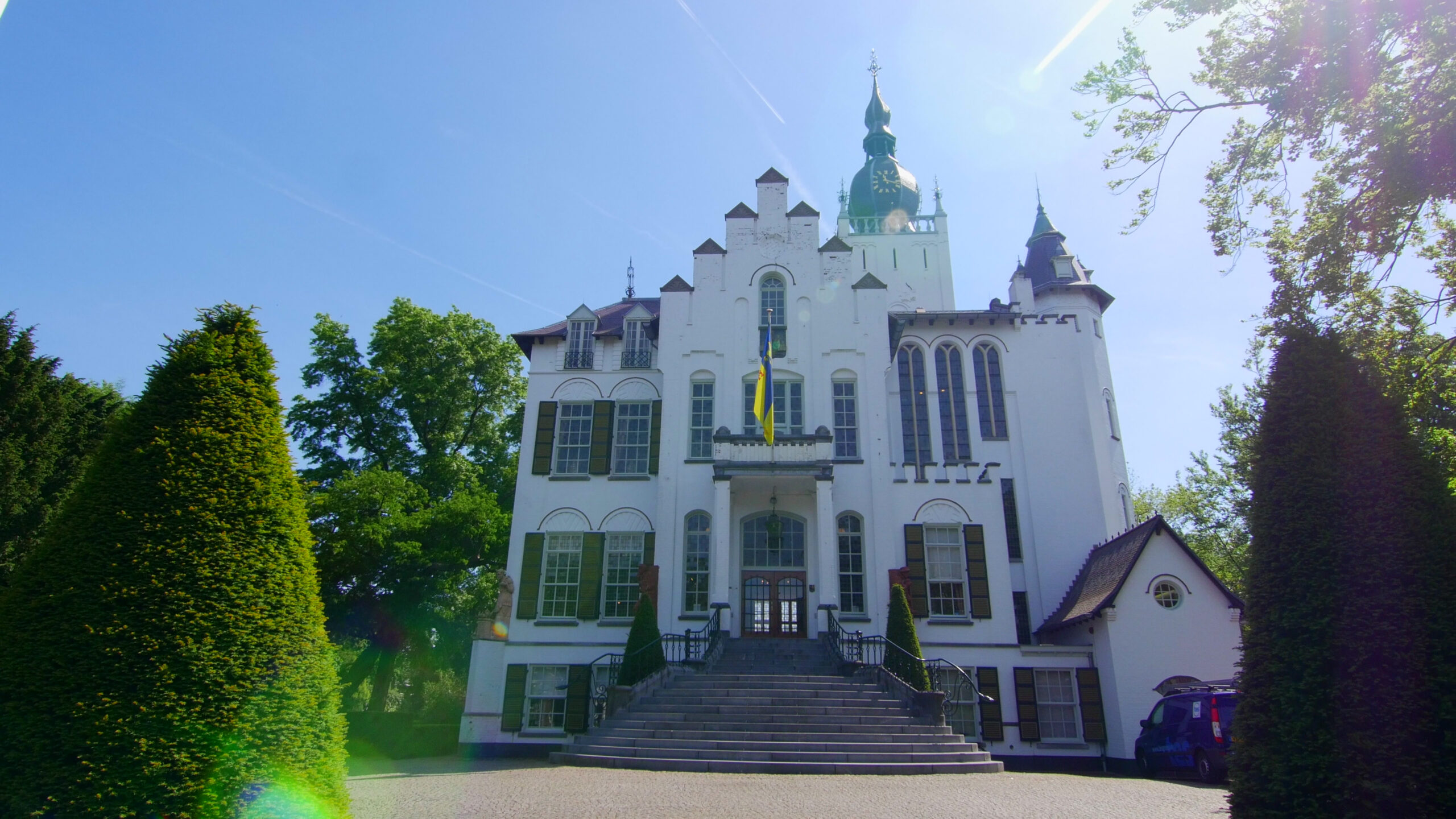 Buitenkant van het Raadhuis met in het midden de grote trap,