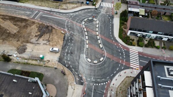 Nieuwe rotonde Wolfskamerweg open